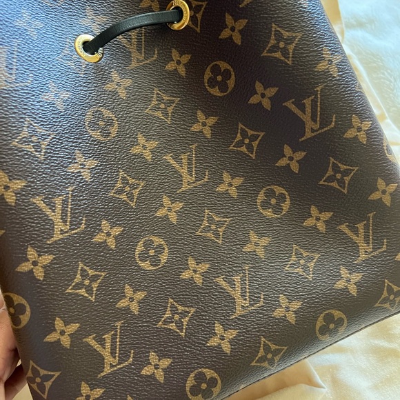 Im selling a barely used neonoe louis vuitton bag - Picture 3 of 12